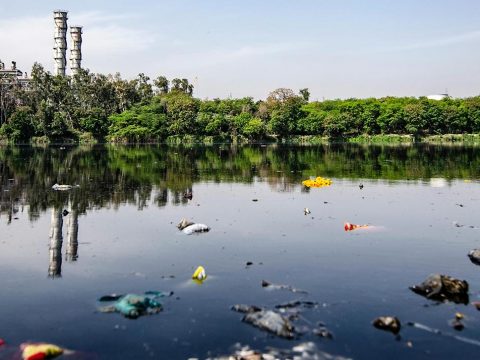 Un fleuve pollué avec des usines en fond