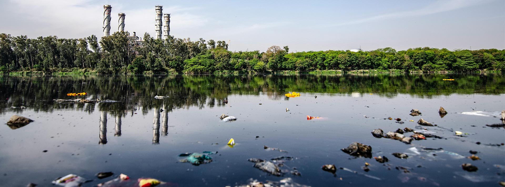 PFAS : le risque qu’on ne peut plus éternellement ignorer - L'ADN Un fleuve pollué avec des usines en fond