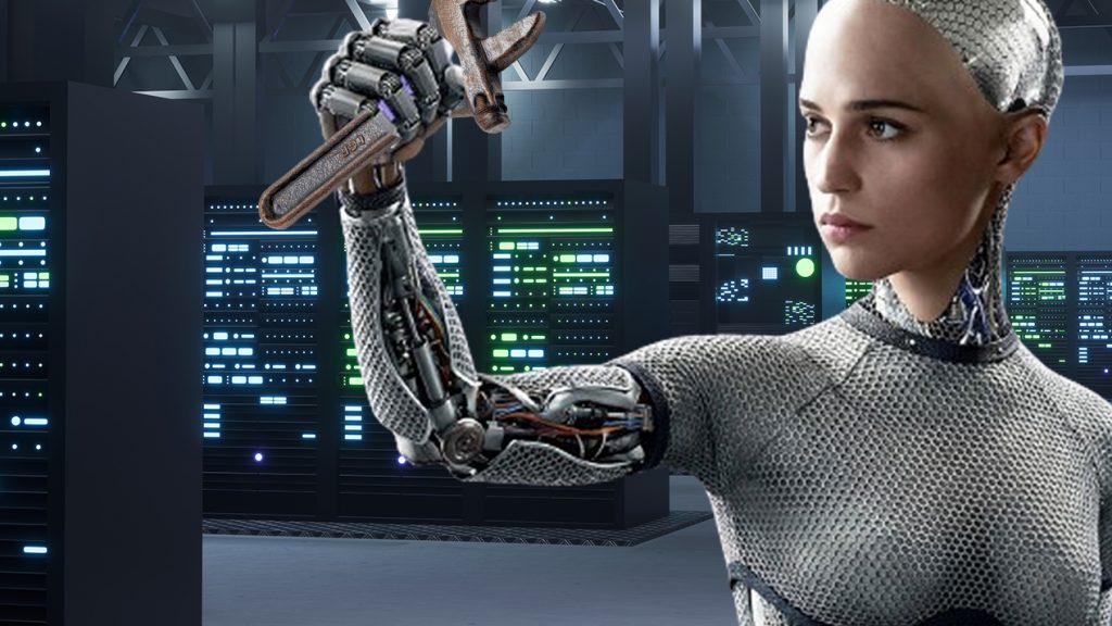 Dans un data center, la femme-robot de Deus Exmachina avec une clé à molette dans sa main levée