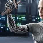 Dans un data center, la femme-robot de Deus Exmachina avec une clé à molette dans sa main levée
