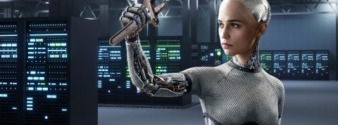 Dans un data center, la femme-robot de Deus Exmachina avec une clé à molette dans sa main levée