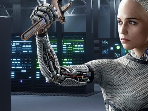 Dans un data center, la femme-robot de Deus Exmachina avec une clé à molette dans sa main levée