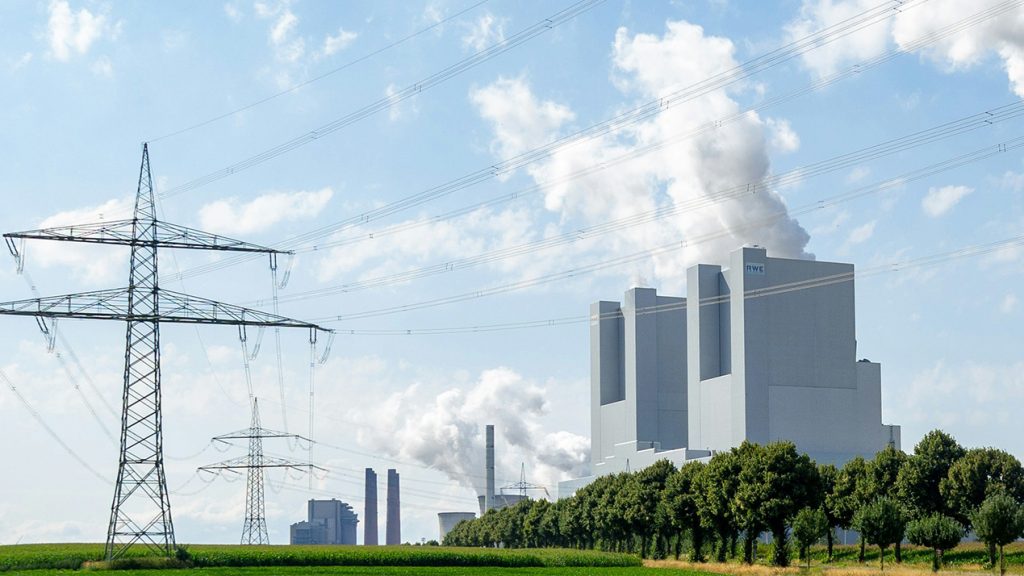 Poteau électrique gigantesque, énorme usine dans un champ