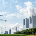 Poteau électrique gigantesque, énorme usine dans un champ