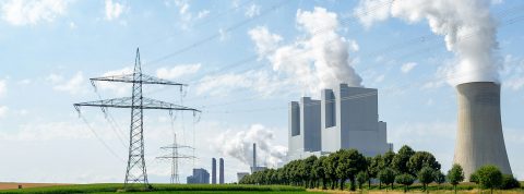 Les GAFAM deviennent coproducteurs d'énergie… fossile Poteau électrique gigantesque, énorme usine dans un champ