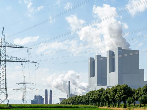 Poteau électrique gigantesque, énorme usine dans un champ