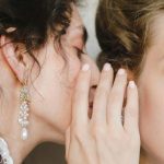 Une femme chuchotte à l'oreille d'une autre