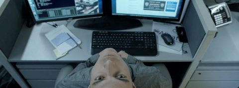 Insatiables et sans limite : l’IA a amplifié leur manière de bosser Un homme tête en arrière devant deux écrans d'ordinateurs