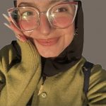 Une jeune femme voilée avec des cafés yéménites