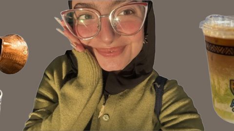 Une jeune femme voilée avec des cafés yéménites