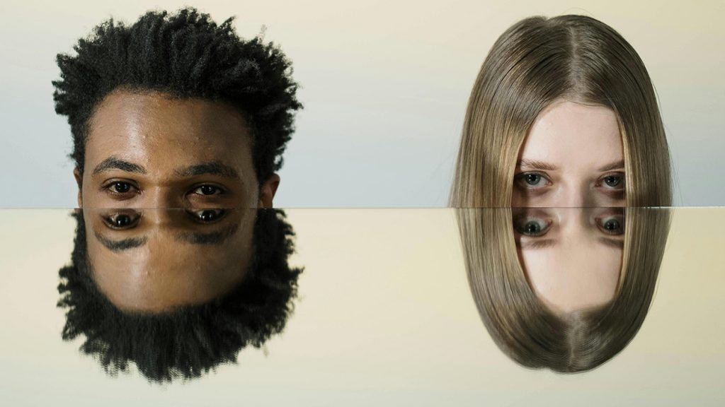 Un jeune homme à la peau mate, métis, et une jeune femme blonde avec les reflets du haut de leur visage dans un miroir horizontal