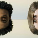 Un jeune homme à la peau mate, métis, et une jeune femme blonde avec les reflets du haut de leur visage dans un miroir horizontal