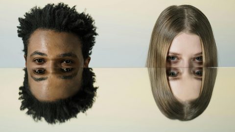 Un jeune homme à la peau mate, métis, et une jeune femme blonde avec les reflets du haut de leur visage dans un miroir horizontal