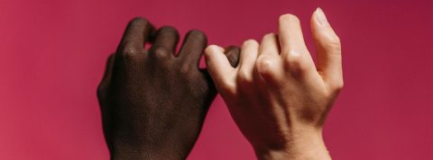 L'amour coûte, et il est beaucoup trop cher Deux mains entrelacées