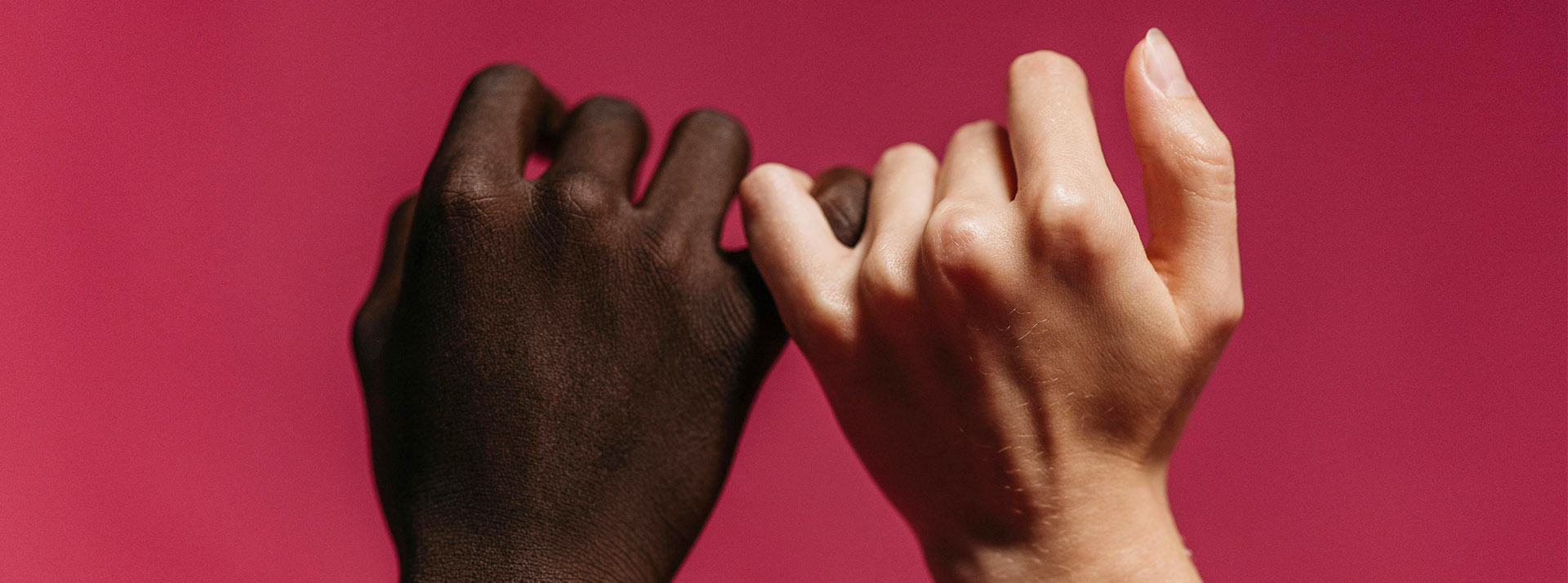 L'amour coûte, et il est beaucoup trop cher - L'ADN Deux mains entrelacées