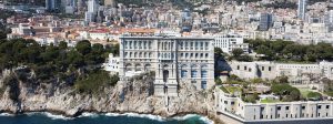 Vue depuis la mer sur le palais de Monaco