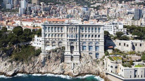 Vue depuis la mer sur le palais de Monaco