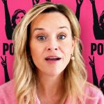 Reese Witherspoon devant un fond rose "girl power"