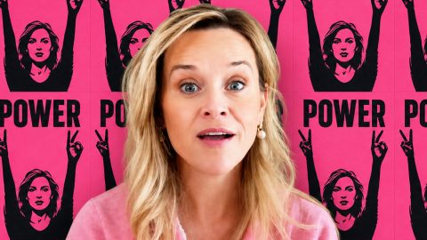 Reese Witherspoon devant un fond rose  - girl power - 