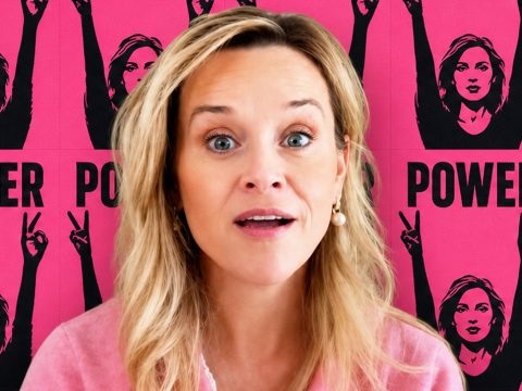 Reese Witherspoon devant un fond rose  - girl power - 