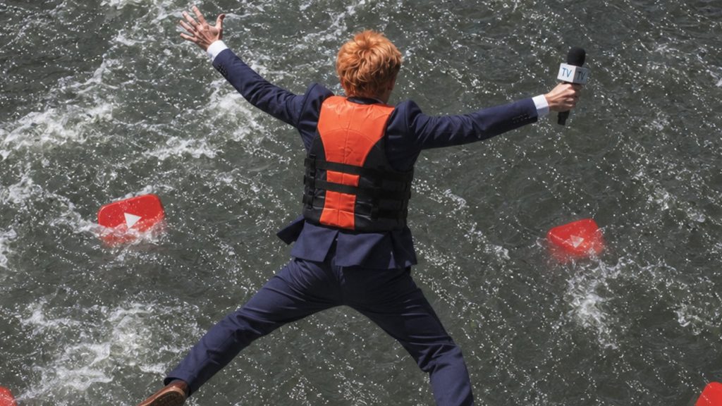 Un journaliste qui saute dans l'eau où flottent des logos YouTube