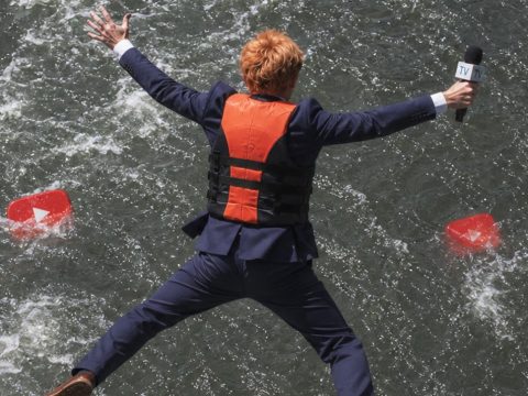 Un journaliste qui saute dans l'eau où flottent des logos YouTube