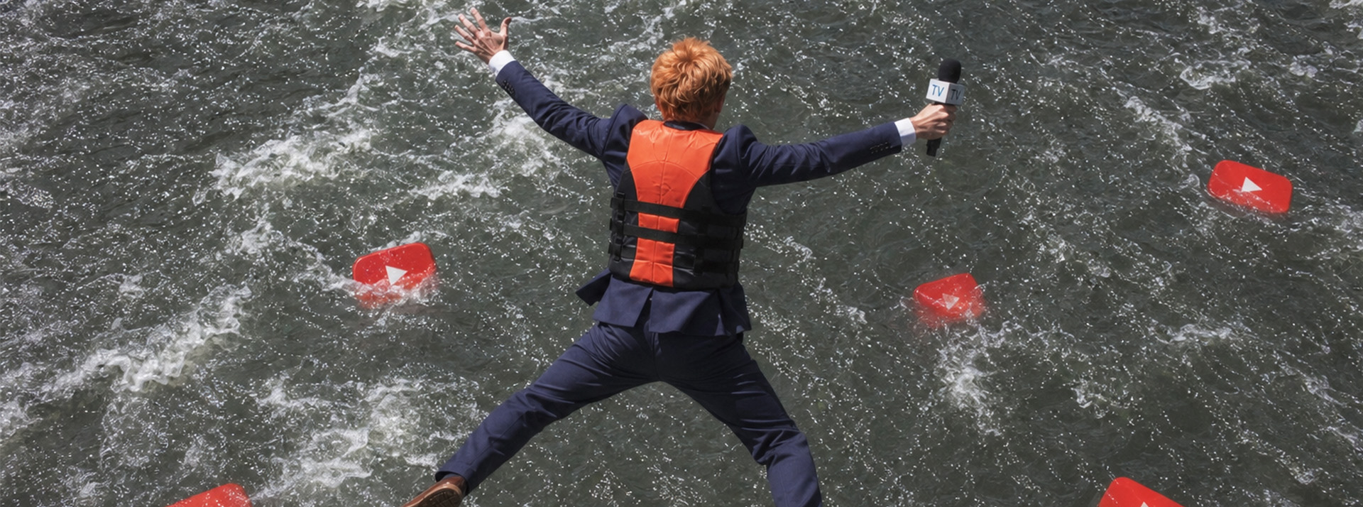 Ces journalistes TV qui tentent l’aventure sur YouTube - L'ADN Un journaliste qui saute dans l'eau où flottent des logos YouTube