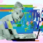 enfant en train de taper un message