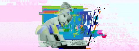 enfant et ia enfant en train de taper un message