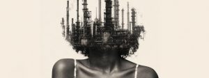 une te^te de femme afro-américaine avec une friche industrielle sur la tête