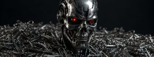 une tête de terminator qui emerge d'un tas de trombones