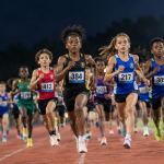 Des ado qui courent le 100 mètres
