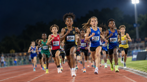 Des ado qui courent le 100 mètres